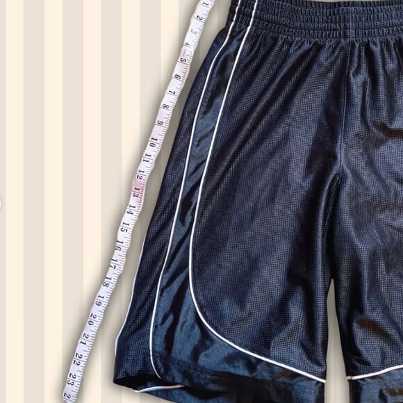 Secondhand Champs basketball shorts - Size Medium - Picture 3 of 5